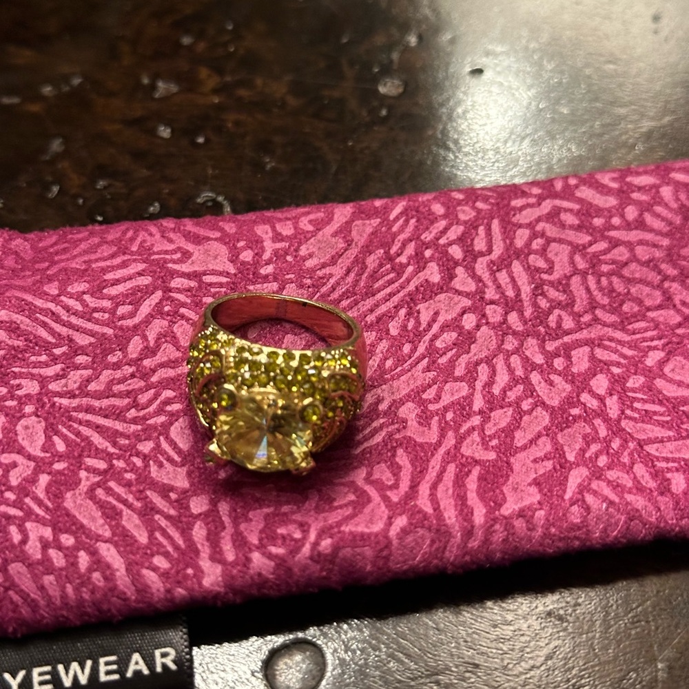 Peridot gold toned cocktail ring. - Picture 2 of 4